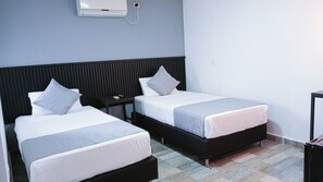 Twin kamer, 1 slaapkamer | Een minibar, een kluis op de kamer, een bureau, een laptopwerkplek