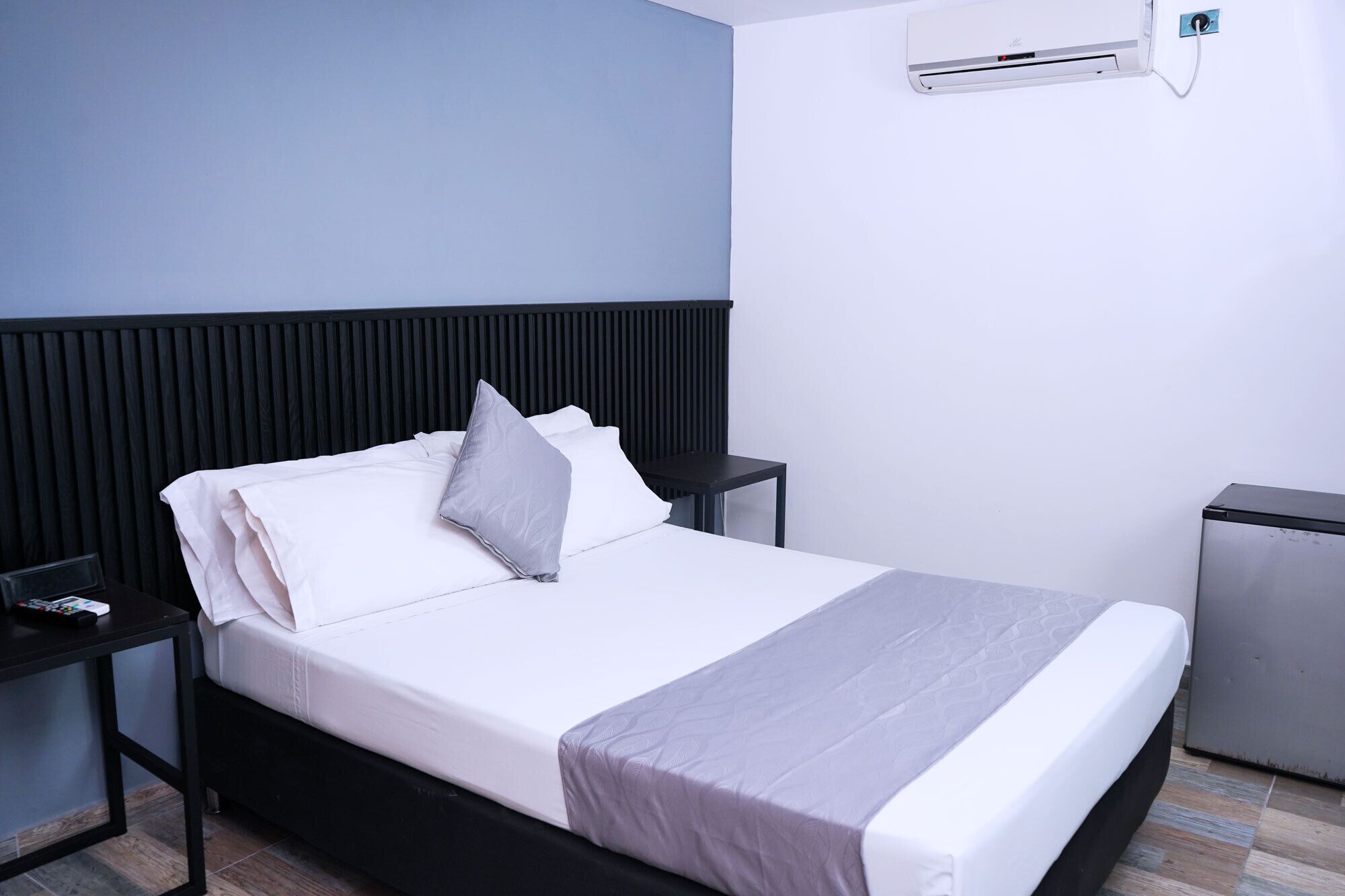 Habitación doble, 1 habitación | Minibar, caja fuerte, escritorio y espacio para trabajar con un portátil
