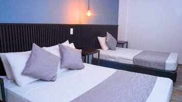 Habitación triple, 1 habitación | Minibar, caja de seguridad en la habitación y escritorio