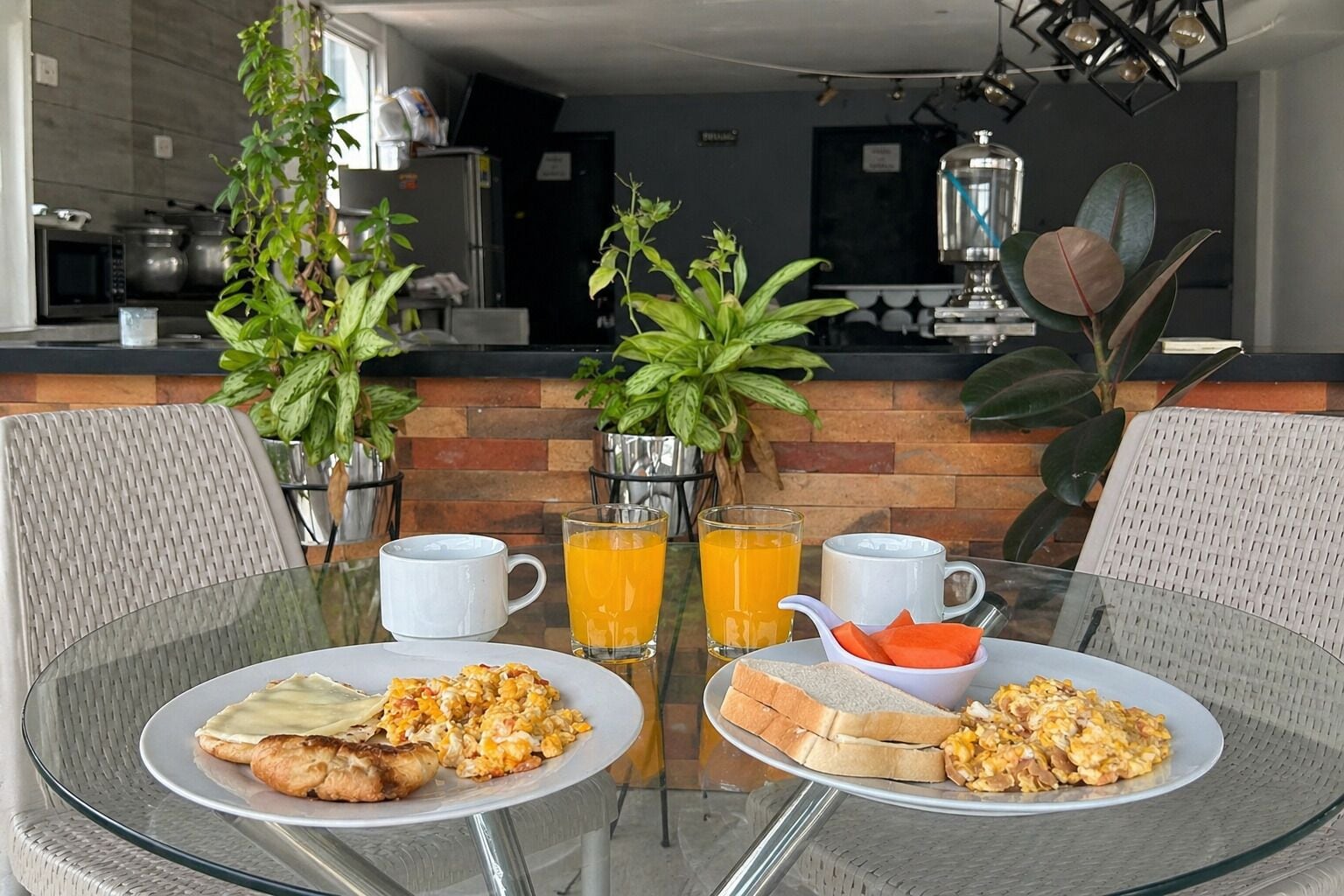 بوفيه فطور مجانًا يوميًا
