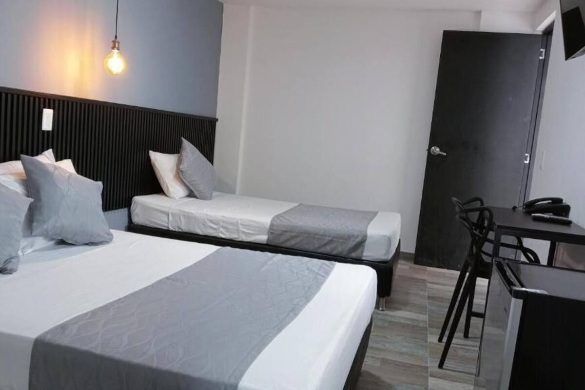 Minibar, caja de seguridad en la habitación y escritorio