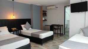Vierpersoonskamer, 1 slaapkamer | Een minibar, een kluis op de kamer, een bureau, een laptopwerkplek