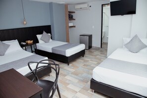 Minibar, in-room safe, desk, laptop workspace - Hotel Palmas Del Estadio (Medellín)