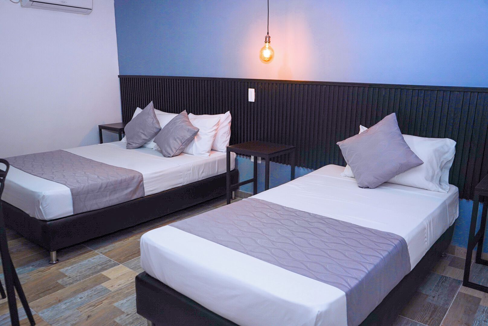 Quarto triplo clássico | Frigobar, cofres nos quartos, escrivaninha