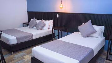 Quarto triplo clássico | Frigobar, cofres nos quartos, escrivaninha