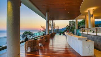 2 bars/lounges, rooftop bar