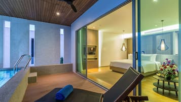 Una habitación de hotel moderna con balcón, piscina y vistas a la ciudad.