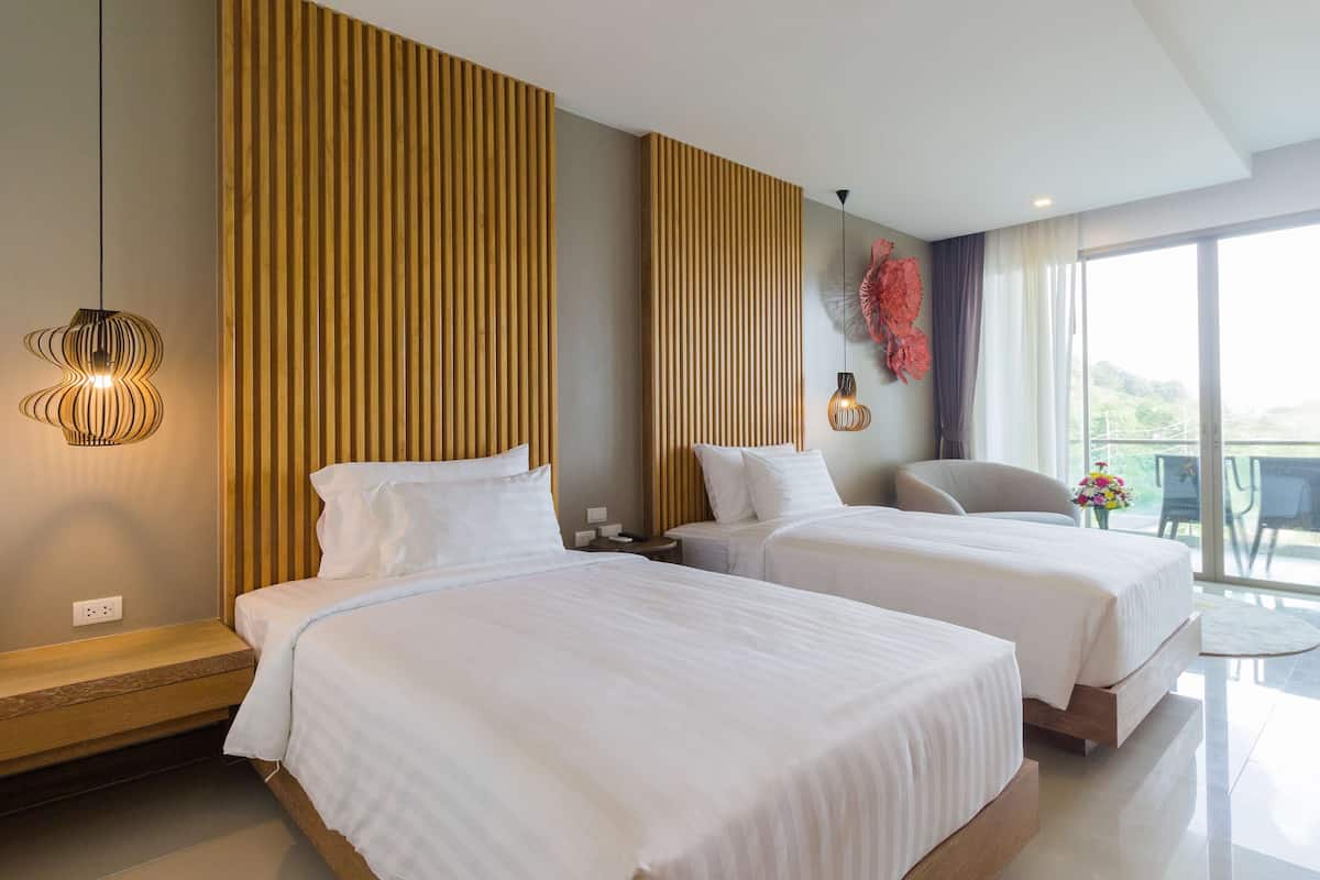 Deluxe Room, 2 Single Beds | Premium bedding, minibar, in-room safe, desk