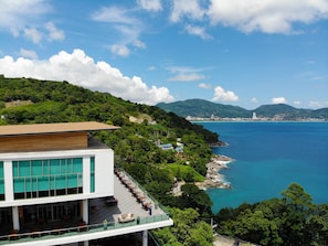 Se sirven desayunos, comidas y cocina internacional con vista al mar