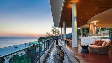 2 bars/lounges, rooftop bar