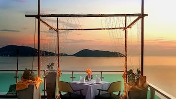 Se sirven desayunos, comidas y cocina internacional con vista al mar
