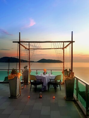 Serviço de café da manhã, culinária internacional, vistas para o mar 