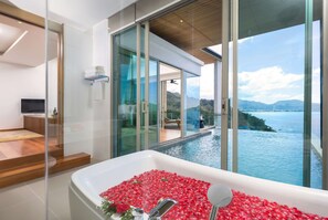 Seprai premium, minibar, brankas, dan meja kerja