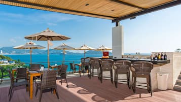2 bars/lounges, rooftop bar