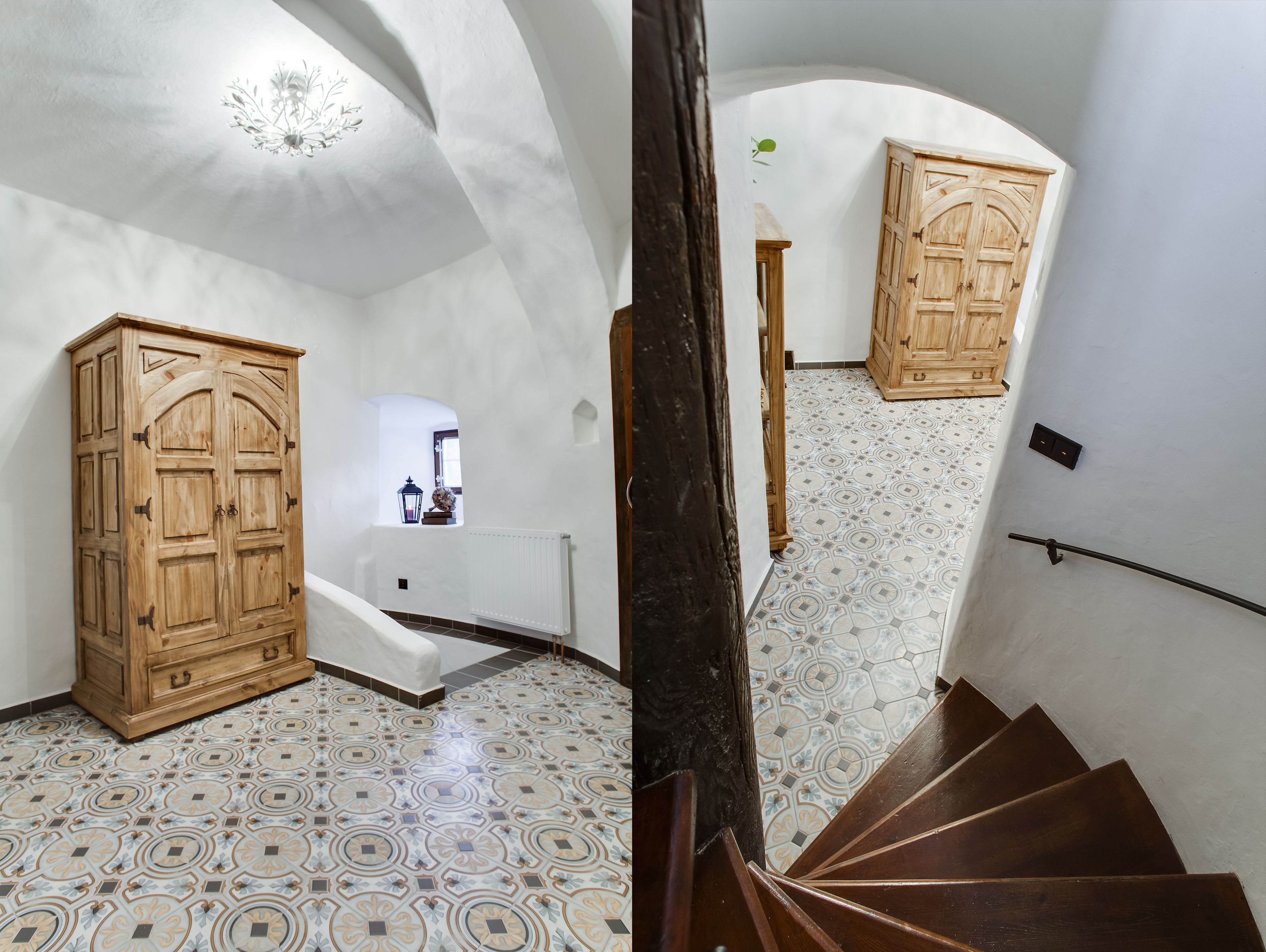 Una escalera con barandilla de madera, suelo estampado y un armario de madera.