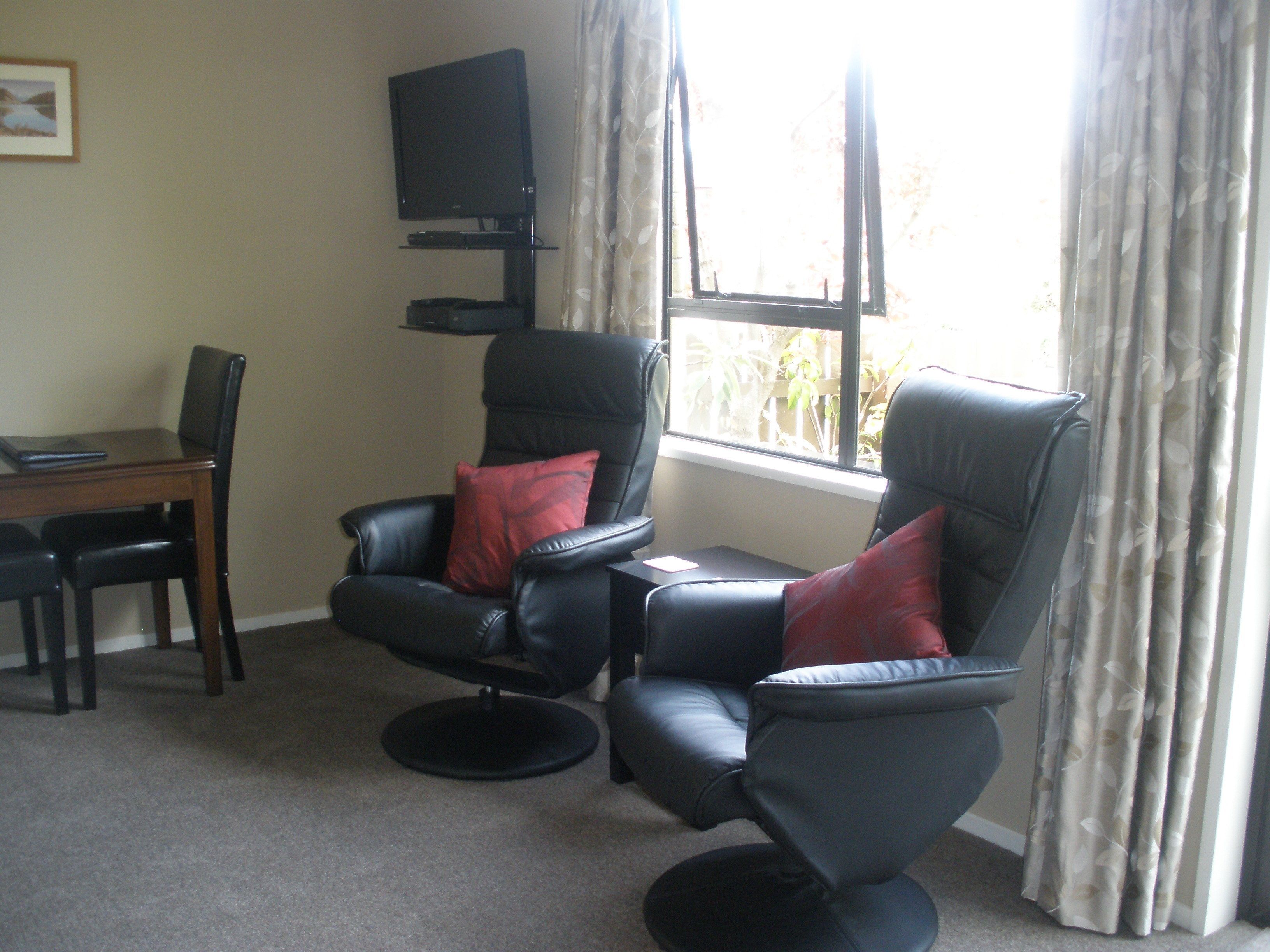 standard studio | living area | 40-inch flat-screen tv with satellite channels, tv