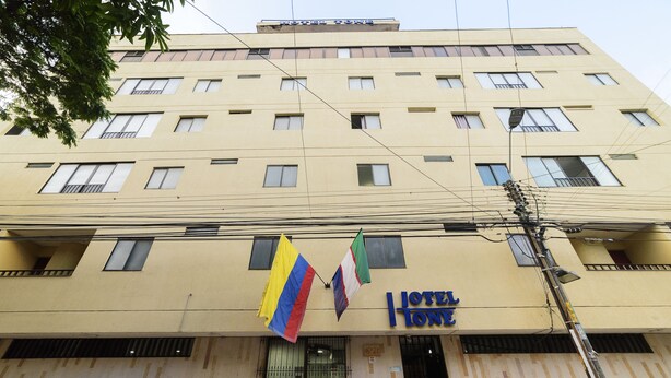 Un hotel con un cartel que dice "HOTEL LONE".