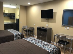 Desk, free WiFi, bed sheets, wheelchair access - Deluxe Inn & Suites Baytown (Baytown)