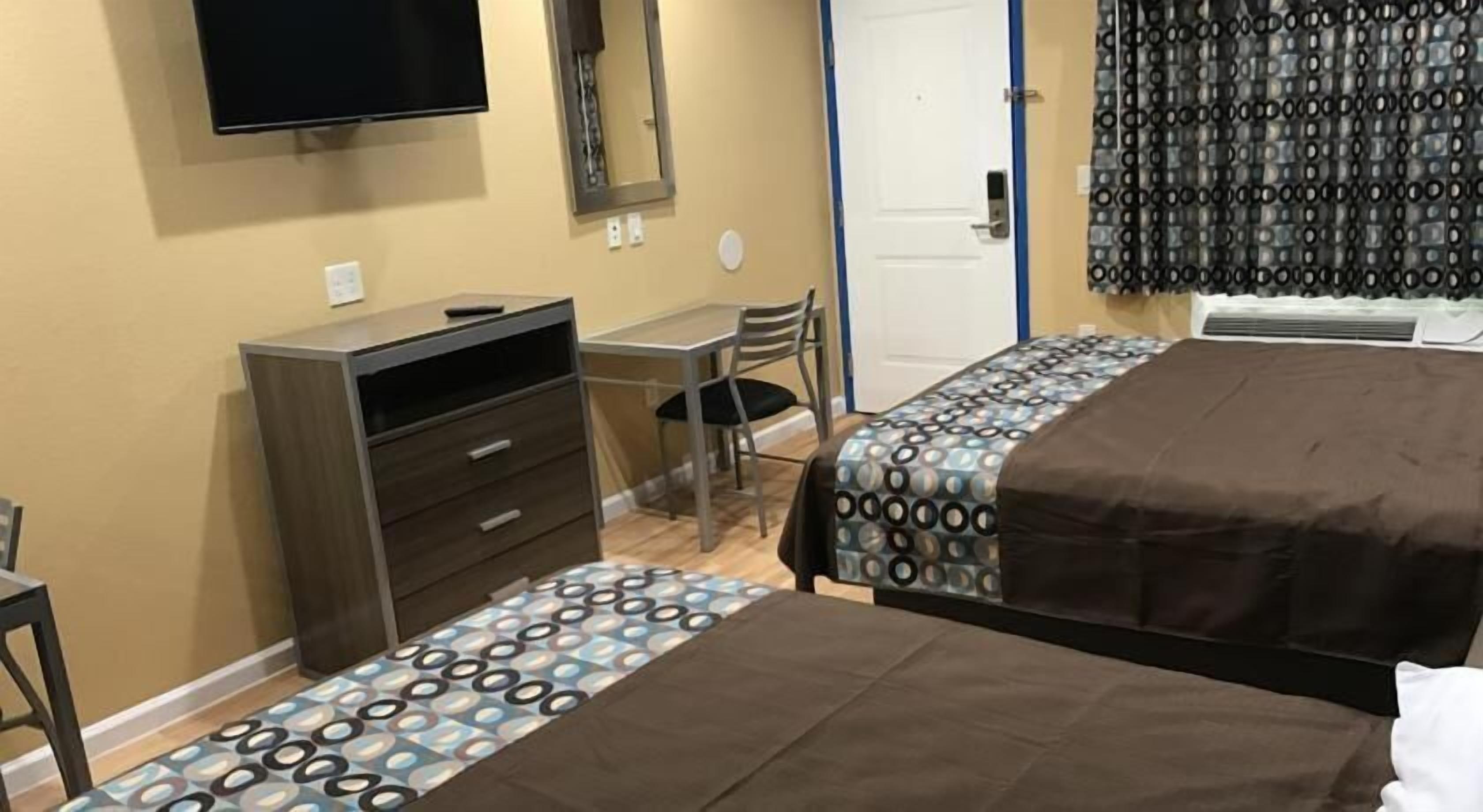 Escritorio, wifi gratis, ropa de cama y acceso para silla de ruedas 