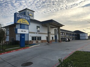 Property entrance - Deluxe Inn & Suites Baytown (Baytown)