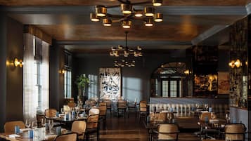 供應早餐、午餐及晚餐