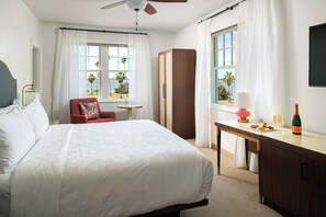 Habitación, 1 cama de matrimonio grande (View) | Caja fuerte, escritorio, tabla de planchar con plancha y cunas gratuitas