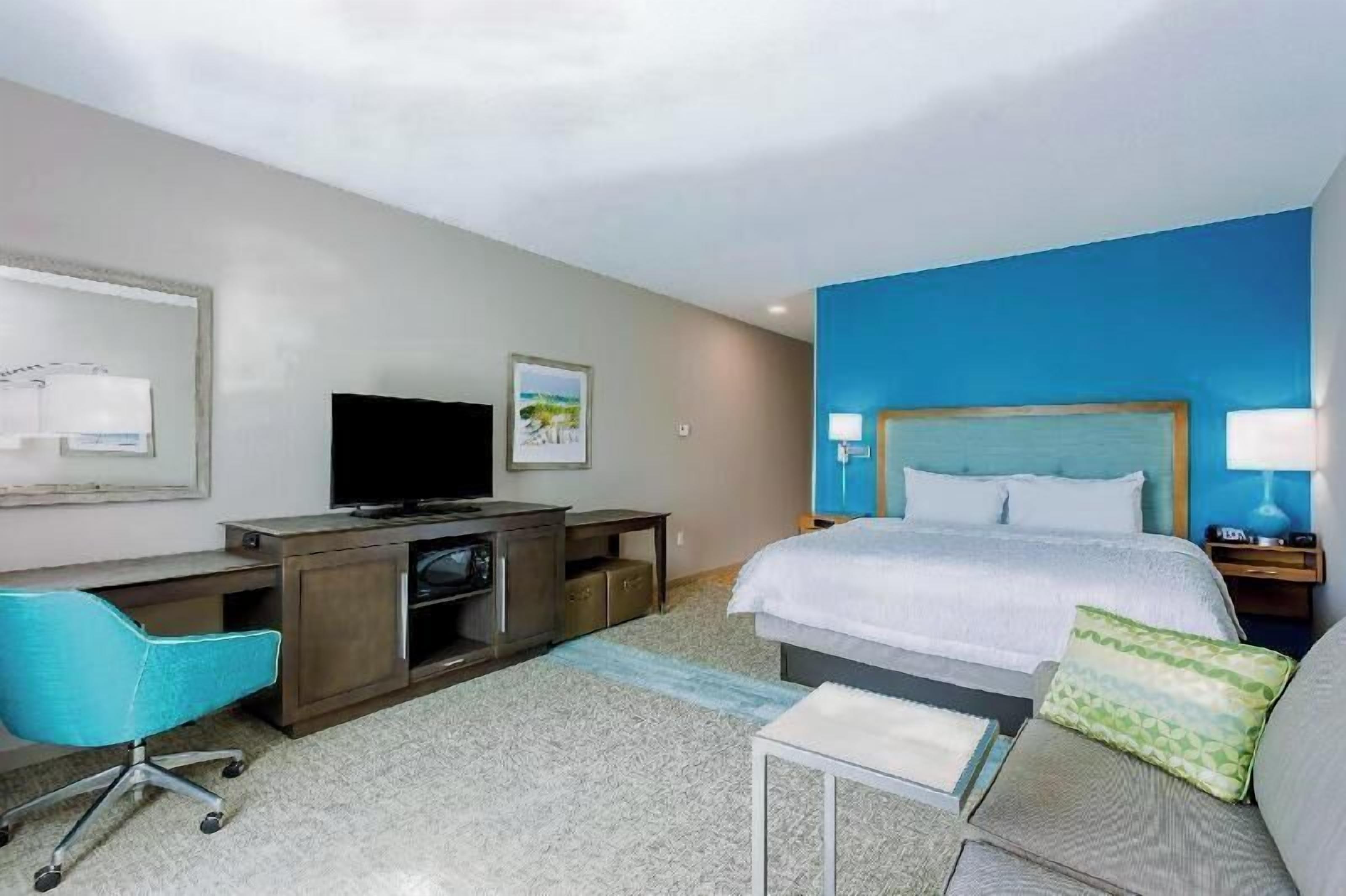 Premium bedding, in-room safe, desk, laptop workspace