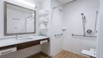 Studio, 1 giường cỡ king, phù hợp cho người khuyết tật (mob/hearing acc w/ roll-in shower) | Phòng tắm | Đồ dùng nhà tắm miễn phí, máy sấy tóc, khăn tắm, xà phòng
