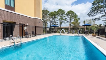 Outdoor pool, pool loungers