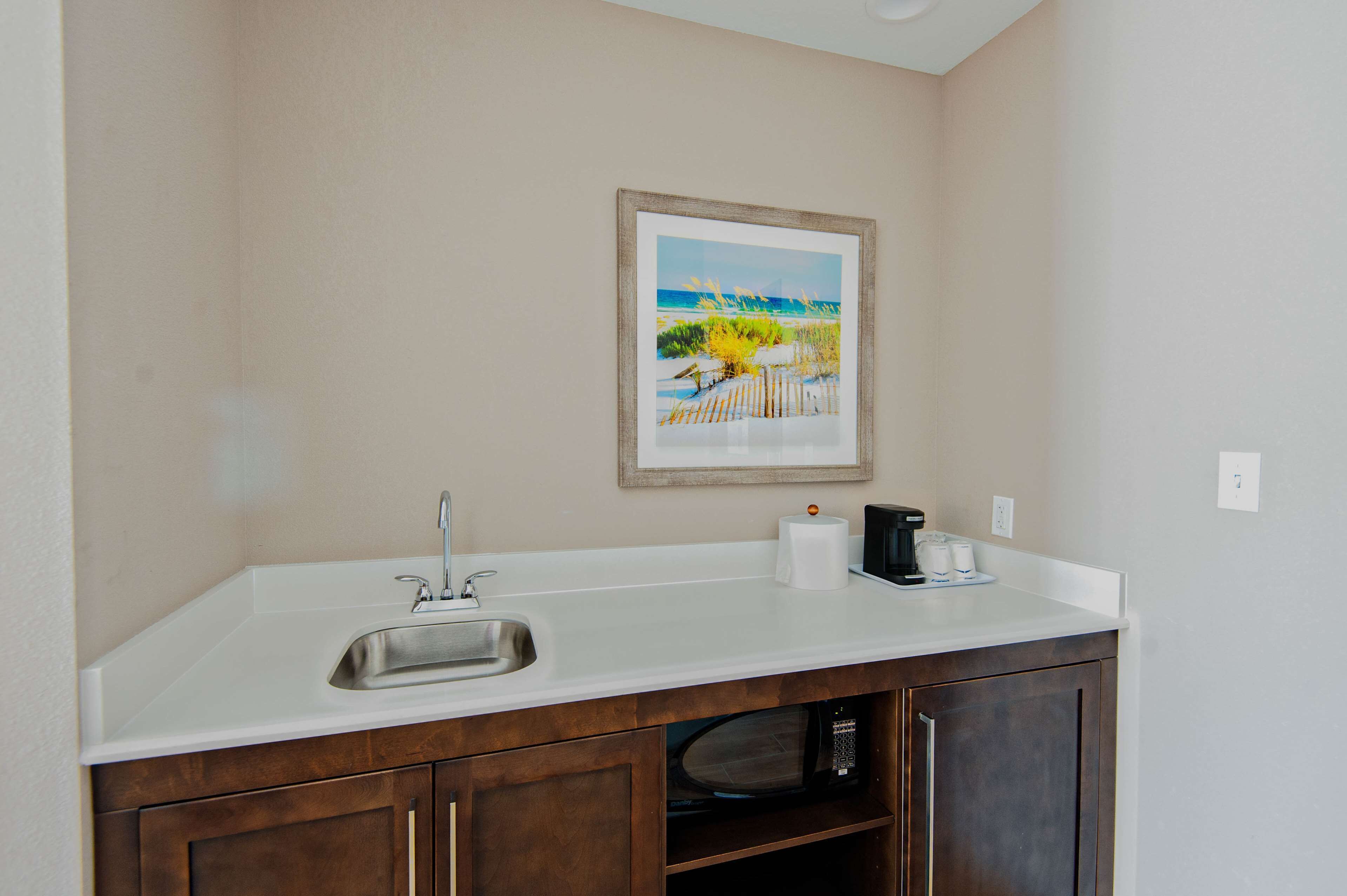 fridge, coffee/tea maker