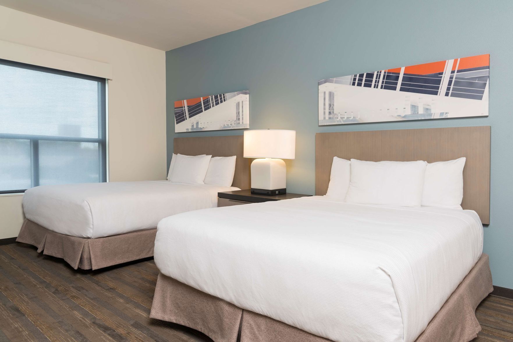 โต๊ะทำงาน, ผ้าม่านกันแสง, ห้องเก็บเสียง, เตารีด/โต๊ะรีดผ้า