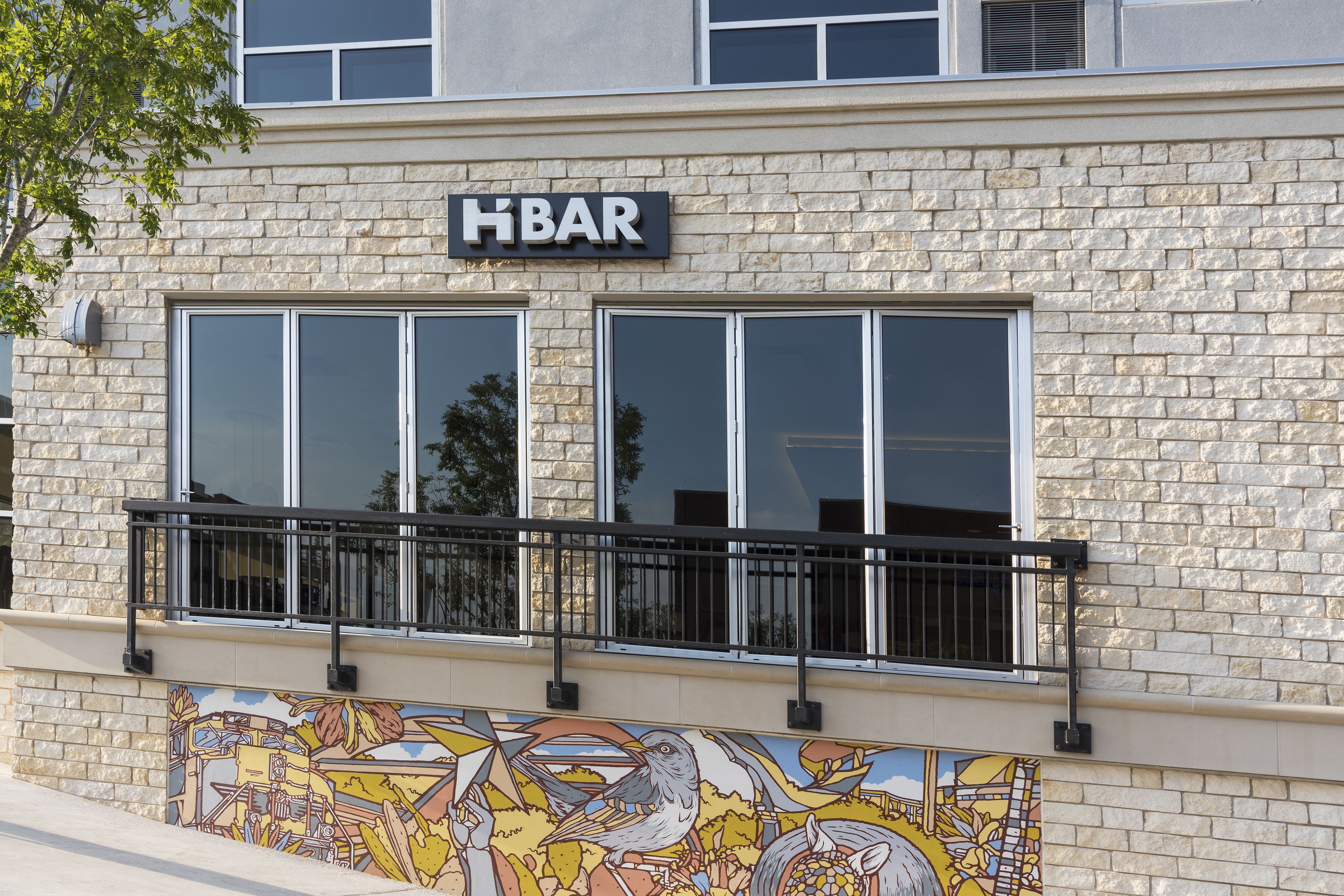 serves dinner and happy hour