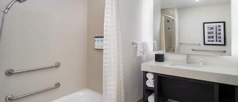 Un baño moderno con bañera, ducha y tocador.