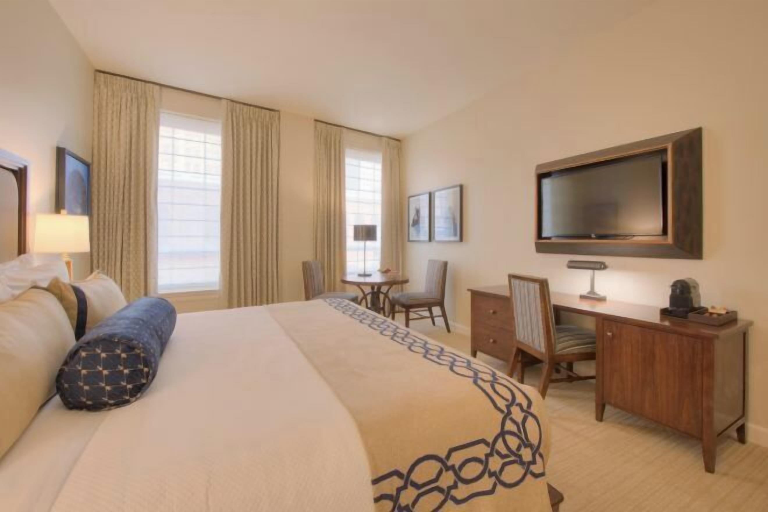 Egyptian cotton sheets, premium bedding, in-room safe, laptop workspace