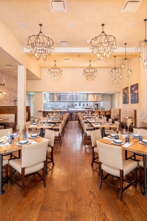 Breakfast, lunch and dinner served - NOPSI Hotel, New Orleans (New Orleans)