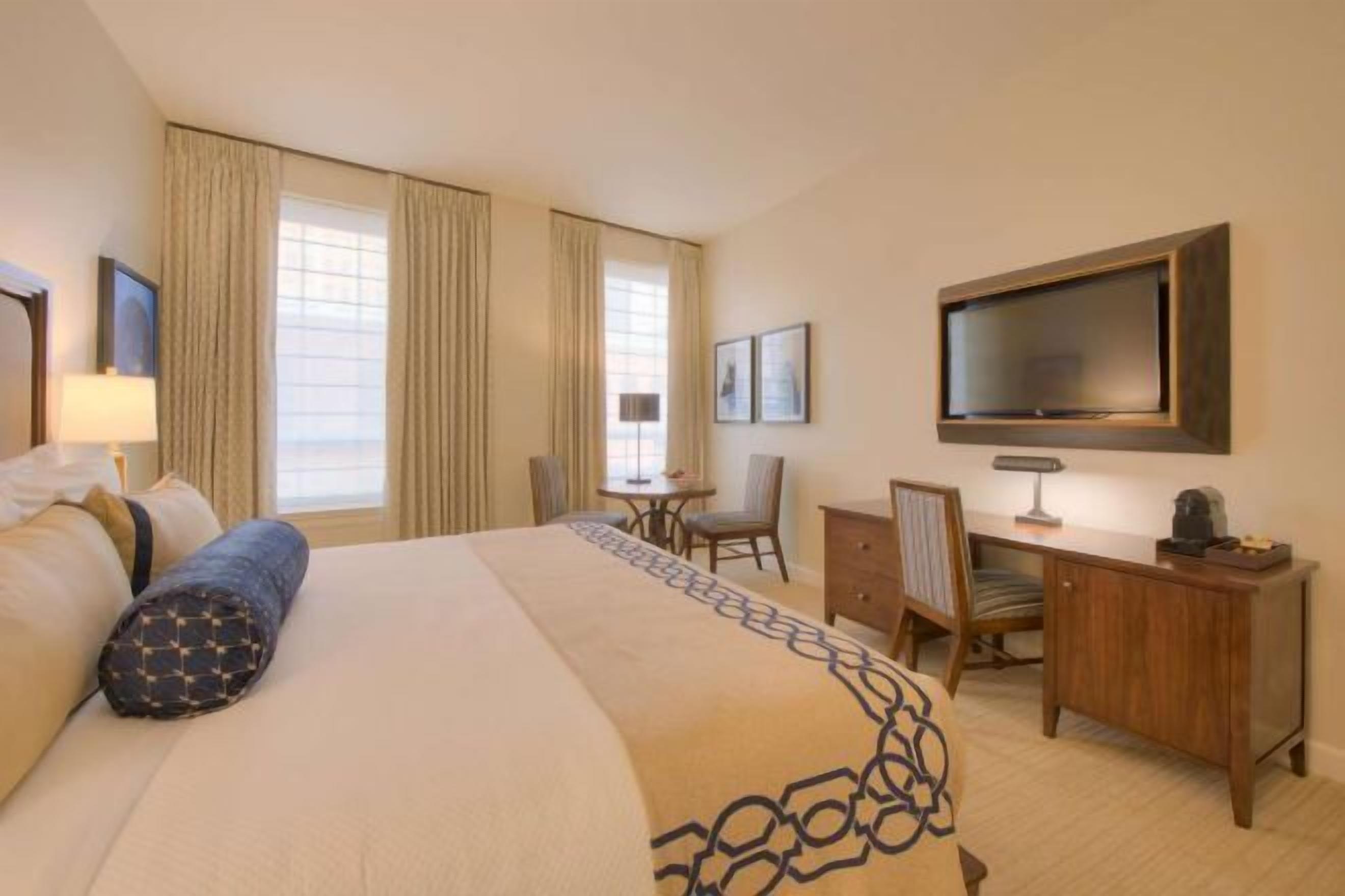 Egyptian cotton sheets, premium bedding, in-room safe, laptop workspace