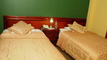 Habitación doble económica | Escritorio, espacio para trabajar con laptop y ropa de cama