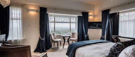 Chambre Double Deluxe (King) | Literie de qualité supérieure, couette en duvet d'oie, surmatelas