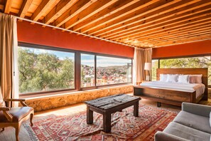 Presidencial Suite | Premium bedding, minibar, in-room safe, desk - Casa del Rector Hotel Boutique (Guanajuato)