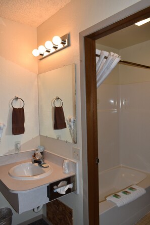 Quarto solteiro, 1 cama Queen | Banheiro | Chuveiro/banheira combinados, produtos de toalete grátis