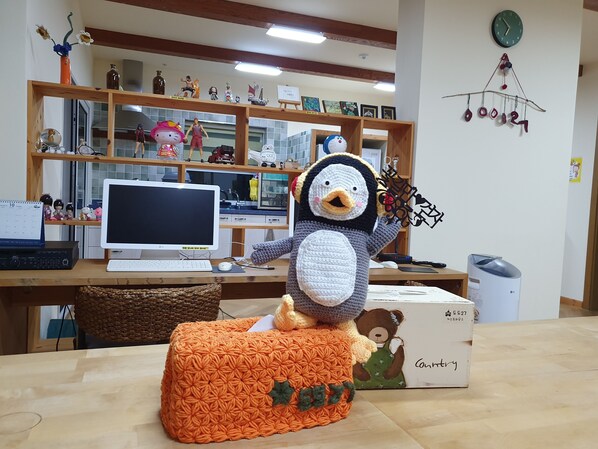 TV, các kênh phim phải trả tiền, sàn nhà có sưởi, màn hình máy tính