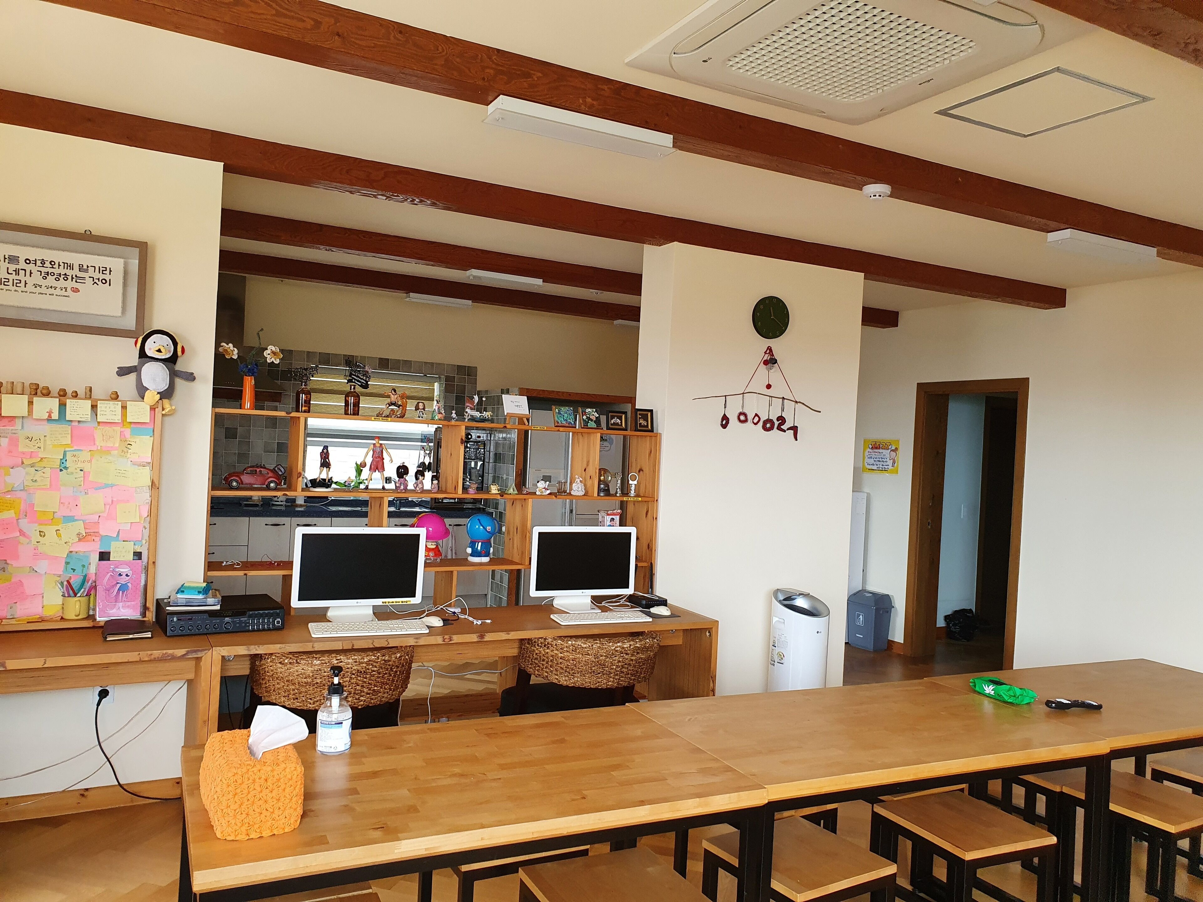 Televisio, maksullisia elokuvia, lämmitetyt lattiat, tietokoneen näyttö