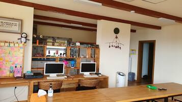 Tévé, fizetős filmek, padlófűtés és számítógép-monitor