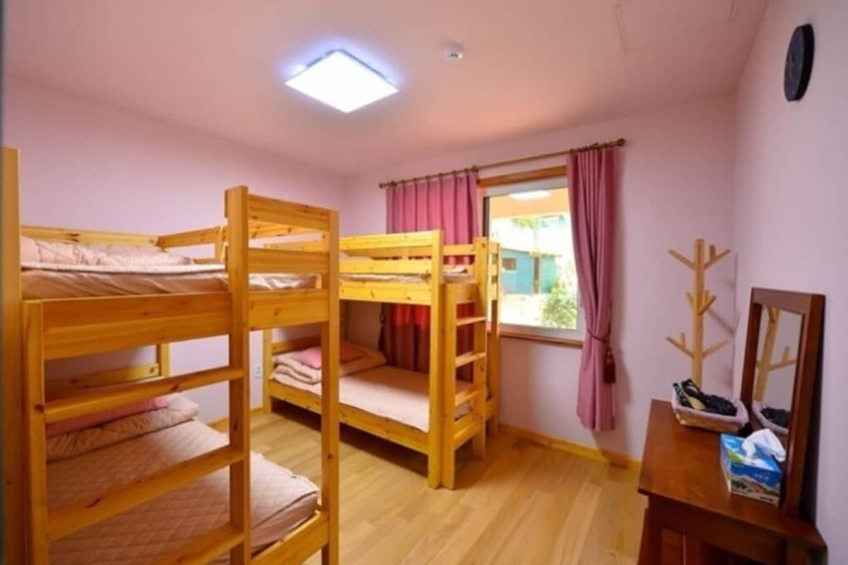 Private Unit ,1 Bedroom, 1 Bathroom, Sleeps 4 | 高級寝具、デスク、ノートパソコン用作業スペース、遮光カーテン