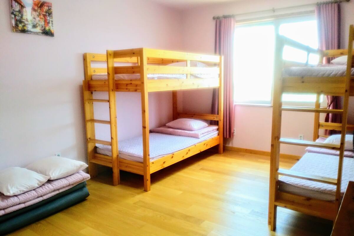 Private Unit, 3 Bedroom, 3 Bathroom, Sleeps 16 | 高級寝具、デスク、ノートパソコン用作業スペース、遮光カーテン