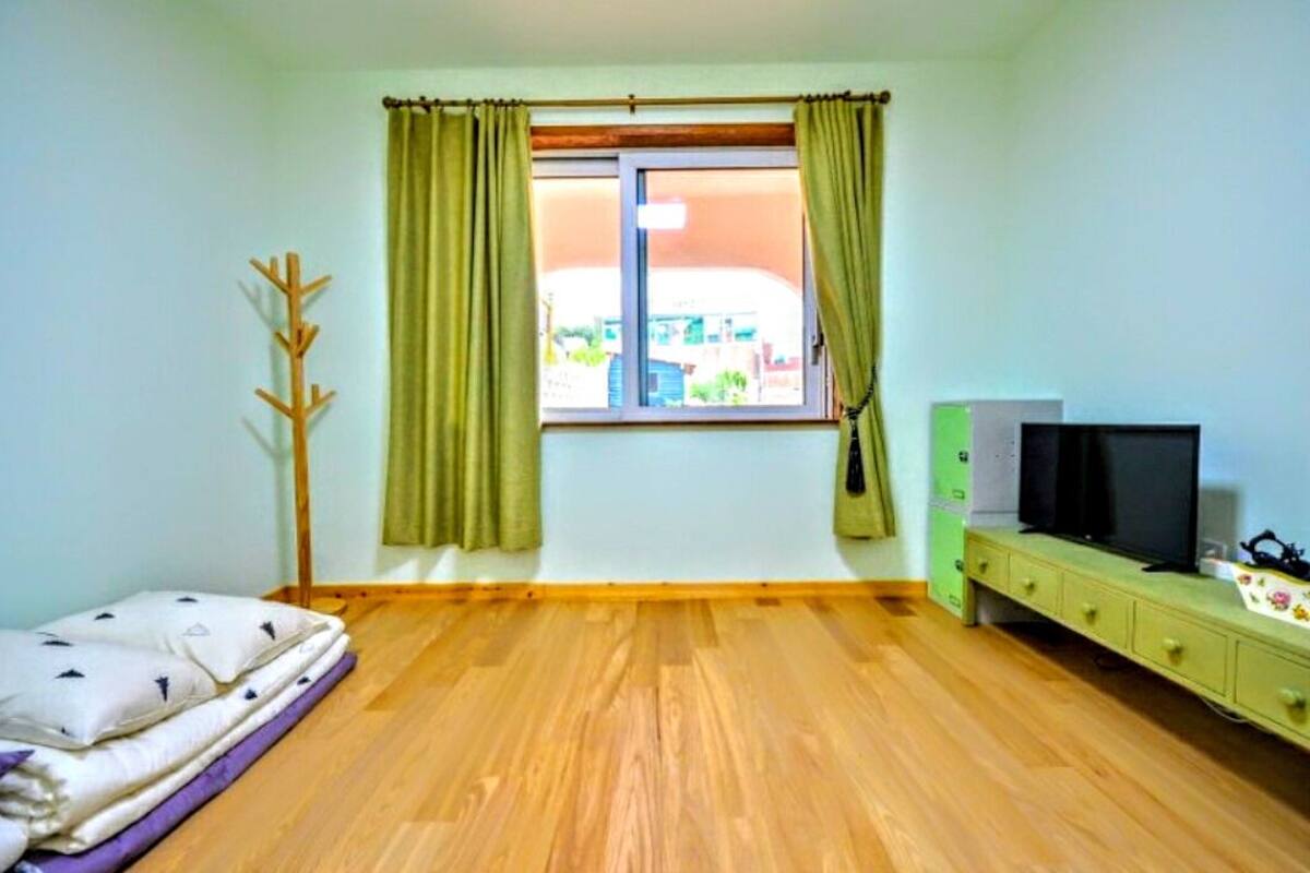 Private Unit, 2 Bedroom, 2 Bathroom, Sleeps 6 | 高級寝具、デスク、ノートパソコン用作業スペース、遮光カーテン