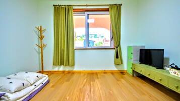 Private Unit, 2 Bedroom, 2 Bathroom, Sleeps 6 | Premium bedding, desk, laptop workspace, blackout drapes