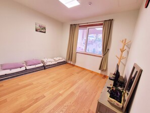 Premium bedding, desk, laptop workspace, blackout curtains - dodo27 Guest House (Yeosu)