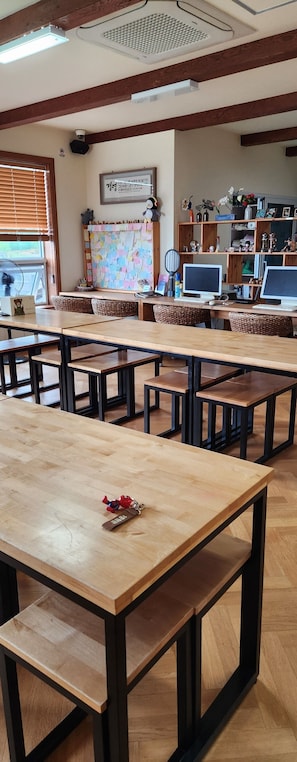 TV, các kênh phim phải trả tiền, sàn nhà có sưởi, màn hình máy tính