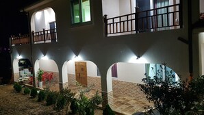 A two-story building with a balcony on the upper floor. - dodo27 Guest House (Yeosu)